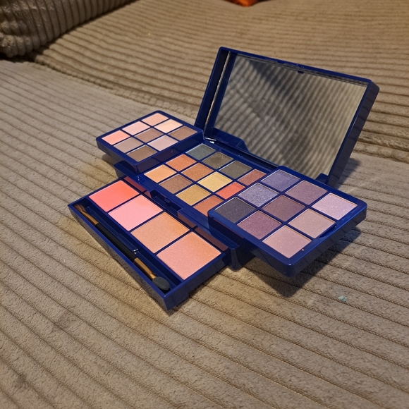 Glow up, Glim up.  Avon makeup mega palette 🎨. - Picture 5 of 11